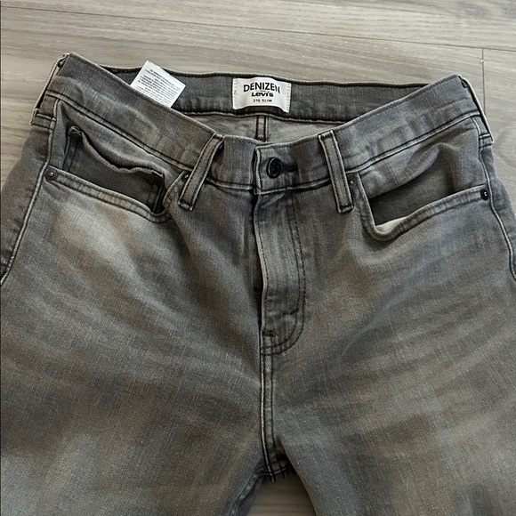 Denizen from Levi's Slim Grey Men's Jeans


****PRELOVED SEE PICS

Size W33 L32 - Picture 6 of 8
